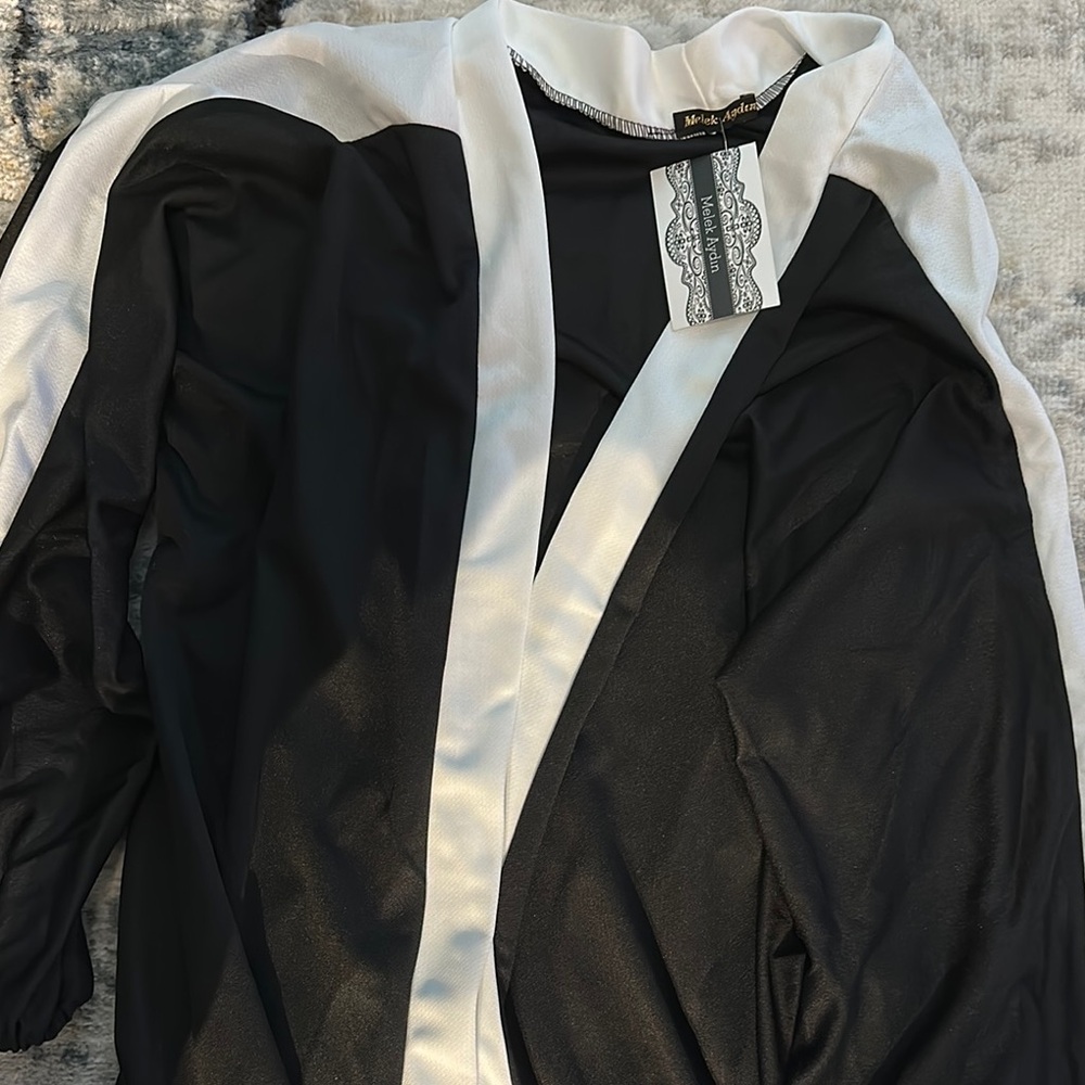 White/Black Unlined Vneck Abaya